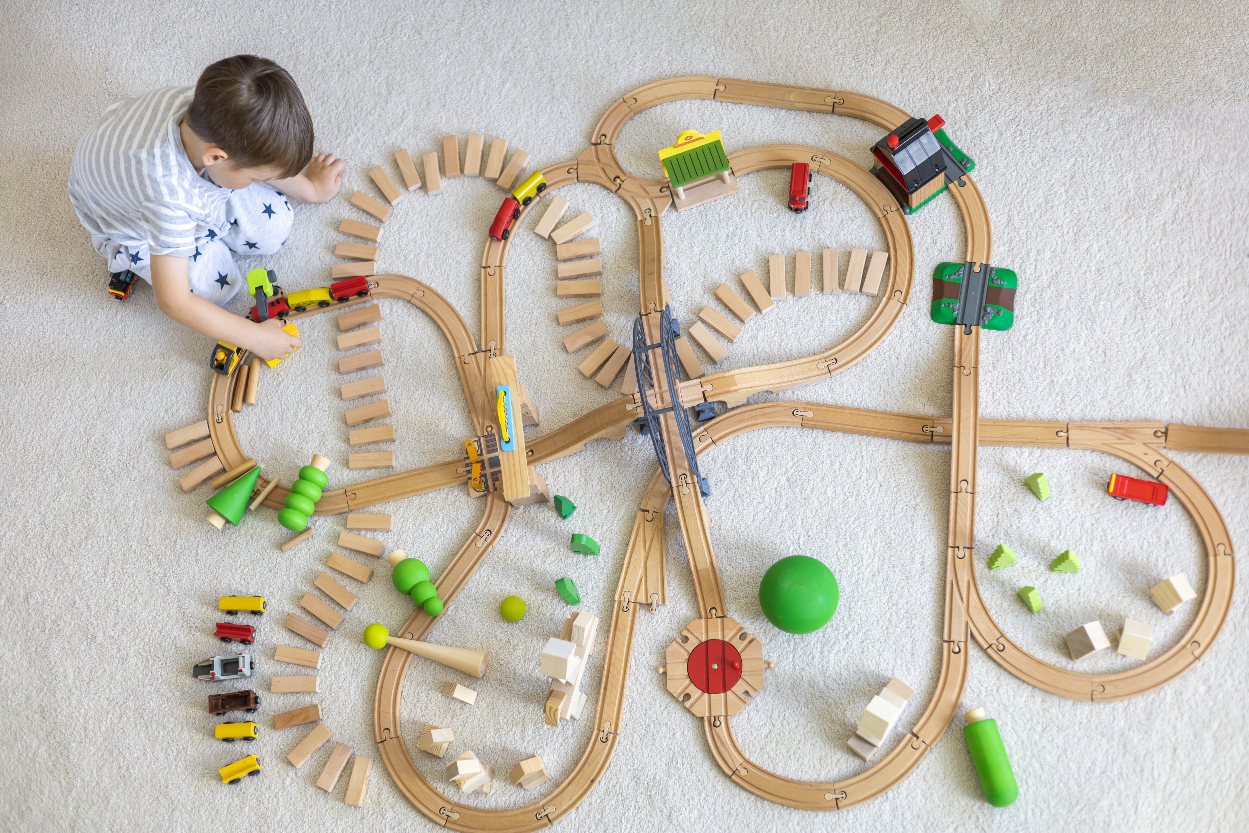 60-61 mal-cik-doskol-nogo-vozrasta-igraet-v-derevannye-materialy-montessori-raduznye-arki-v-detskoi-komnate.jpg