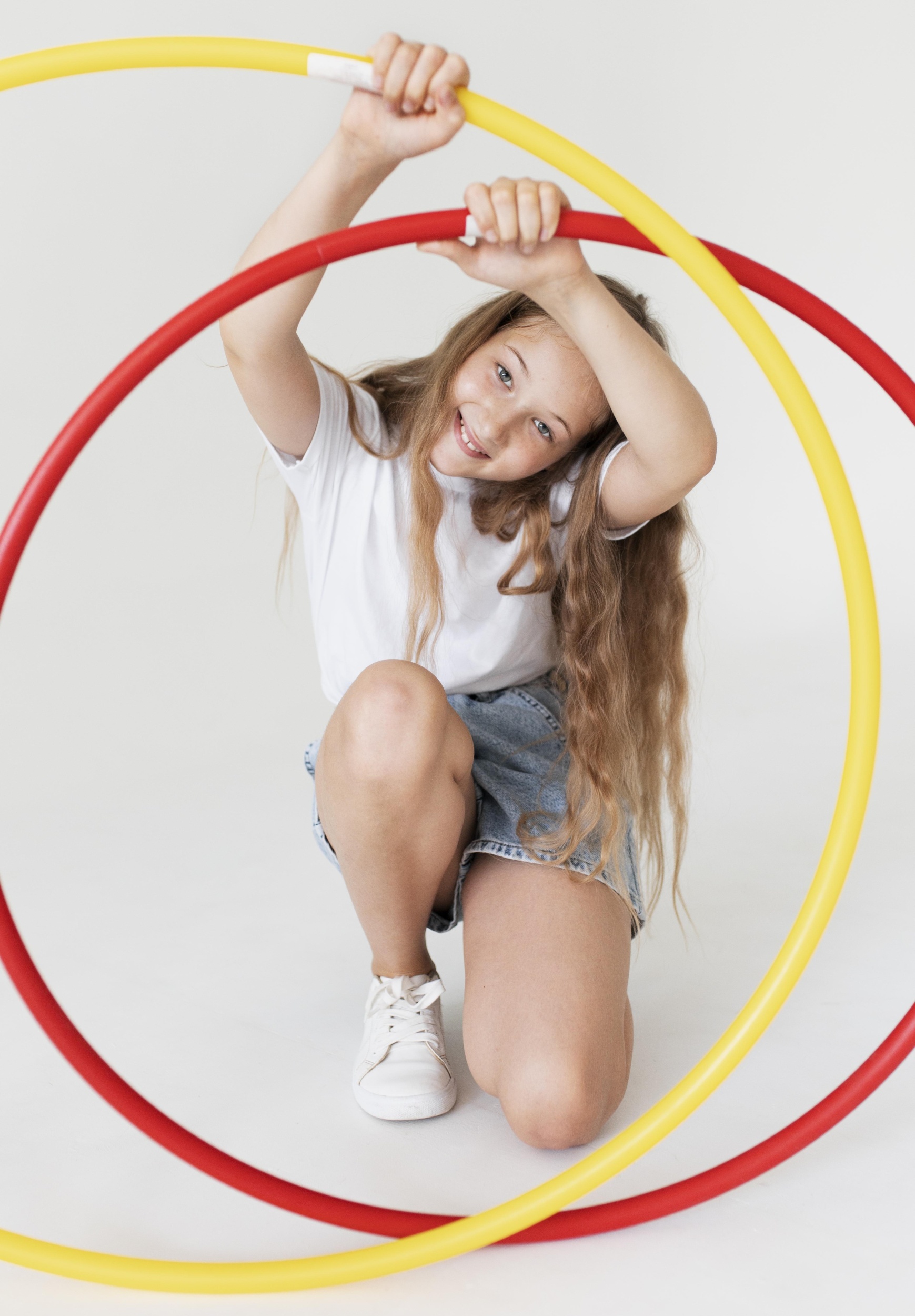 02 full-shot-girl-holding-circles.jpg