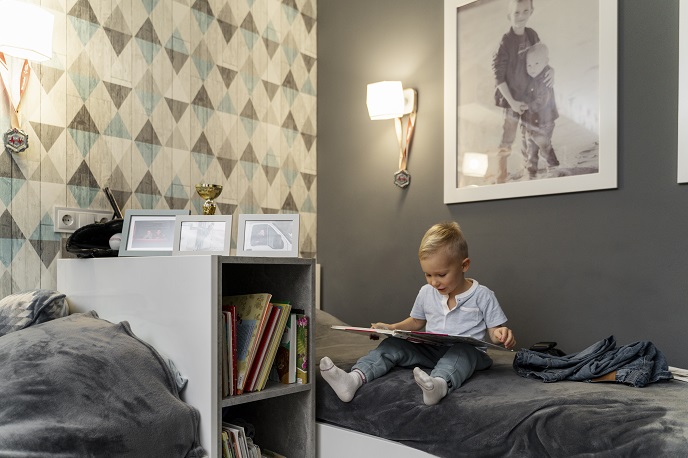 Мальчик читает