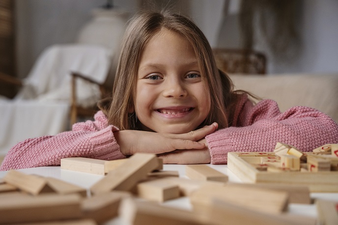 Девочка с конструктором Девочка с конструктором