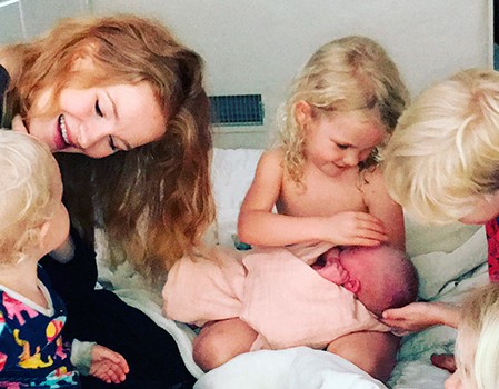 Джеймс Ван Дер Бик принял роды у жены и стал отцом в пятый раз Джеймс Ван Дер Бик принял роды у жены и стал отцом в пятый раз