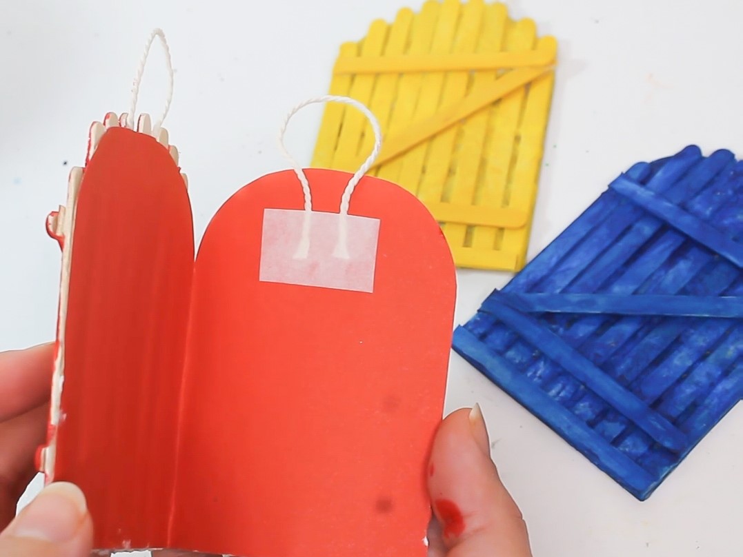 Прокрашиваем бока и зазоры между брёвнами Прокрашиваем бока и зазоры между брёвнами