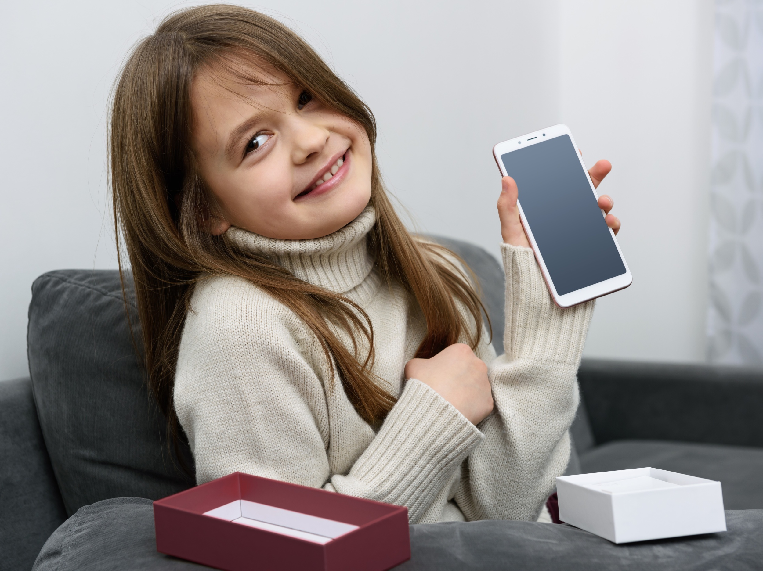 5 - devuska-rada-novomu-smartfonu.jpg