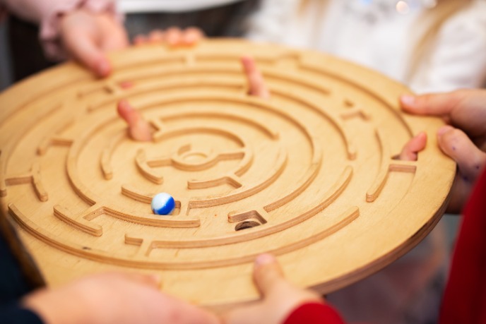 Дети играют с лабиринтом.jpeg