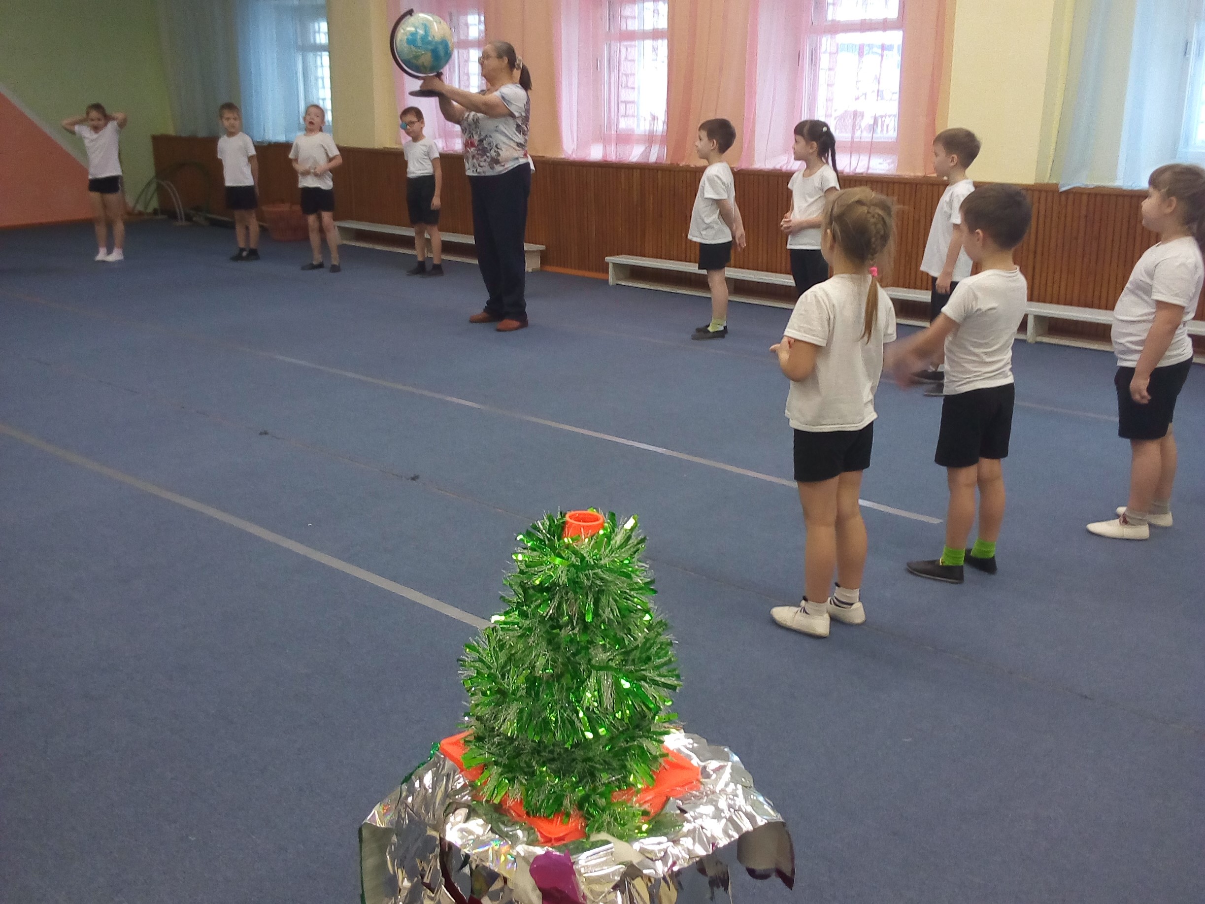 Музыкальная игра «Смотрите, в небе самолёт» Музыкальная игра «Смотрите, в небе самолёт»