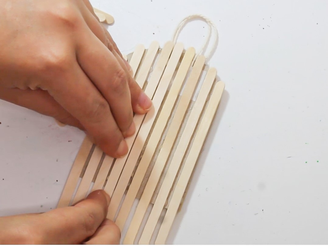 Клеим палочки на картон Клеим палочки на картон