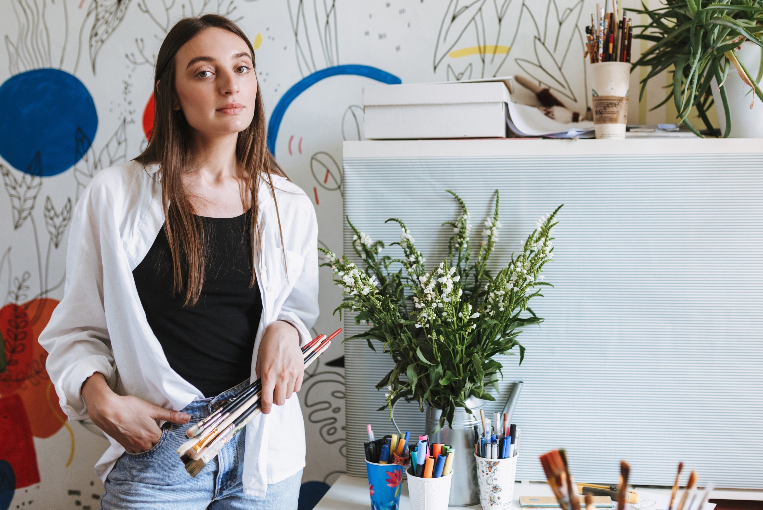 4 krasivaa-devuska-derzit-kisti-v-rukah-mectatel-no-glada-v-kameru-s-bol-simi-uzorami-na-holste-na-zadnem-plane-doma.jpg 4 krasivaa-devuska-derzit-kisti-v-rukah-mectatel-no-glada-v-kameru-s-bol-simi-uzorami-na-holste-na-zadnem-plane-doma.jpg