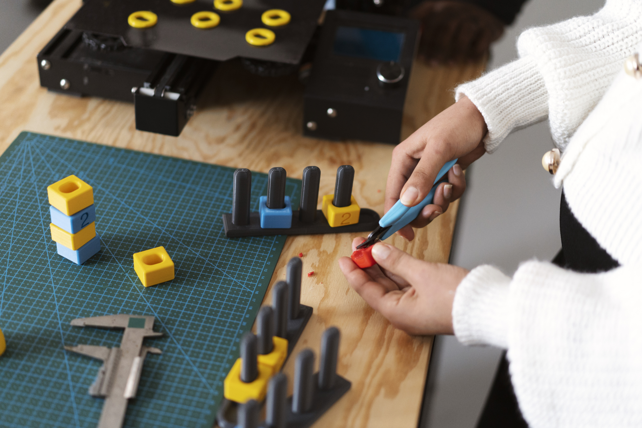 2 designer-working-3d-model.jpg 2 designer-working-3d-model.jpg