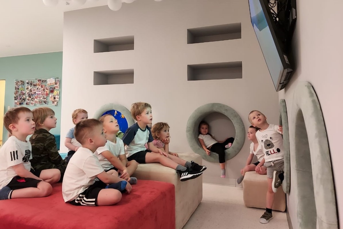 Сцена «Встреча с геометрическими фигурами» Сцена «Встреча с геометрическими фигурами»