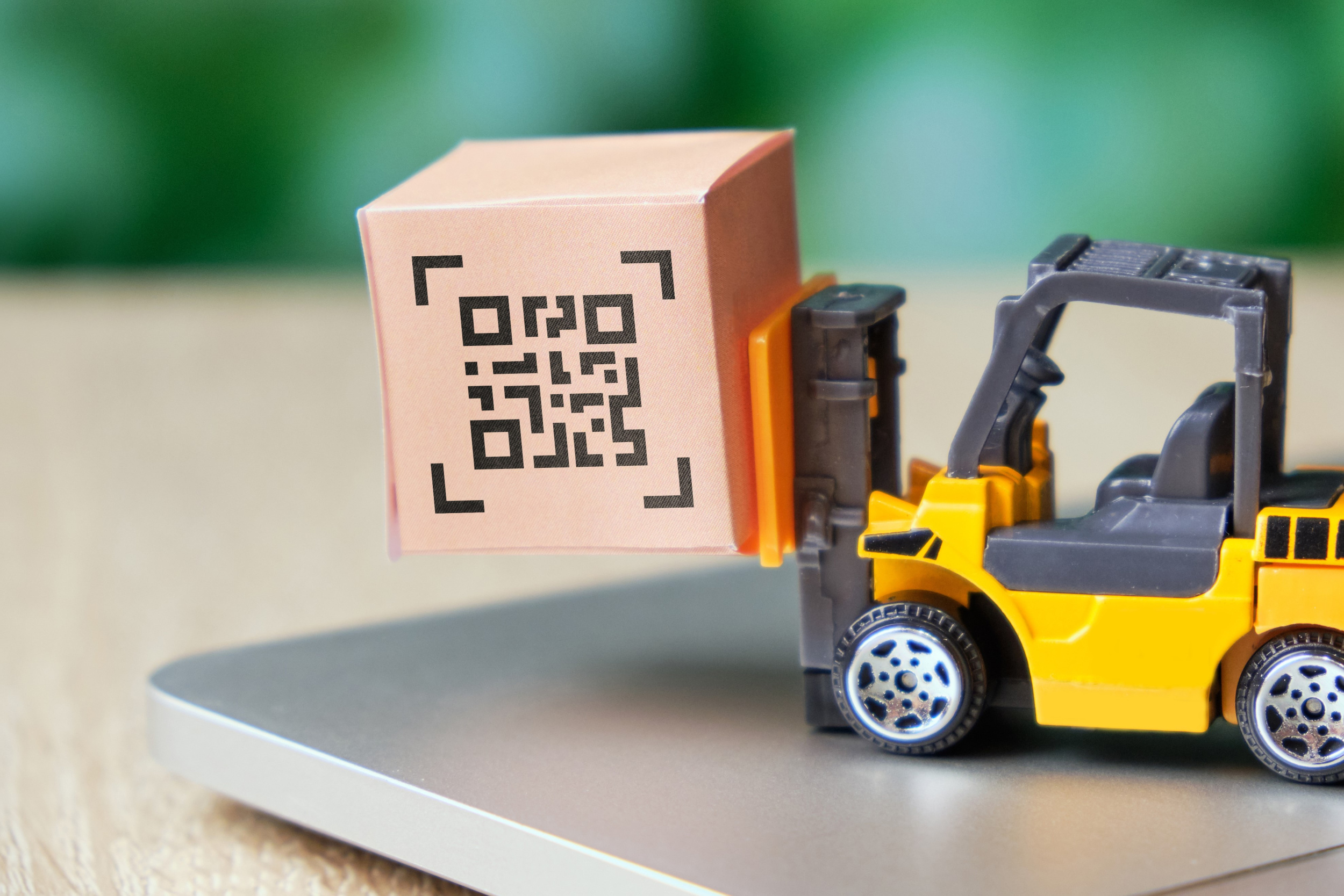 1 qr-code-concept-product-labeling-box-process-optimization-logistics-delivery.jpg 1 qr-code-concept-product-labeling-box-process-optimization-logistics-delivery.jpg