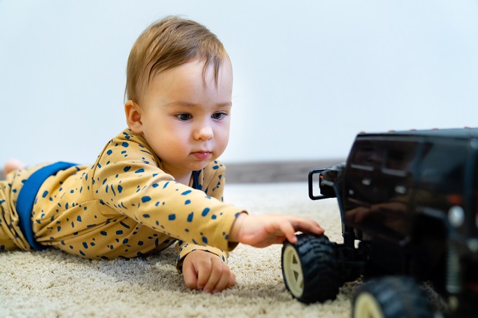 Ребенок с машинкой Ребенок с машинкой