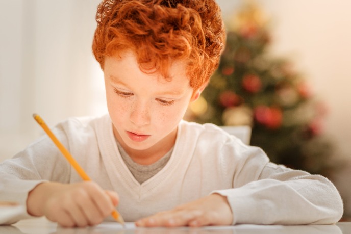 Мальчик сосредоточенно пишет в тетради.jpeg