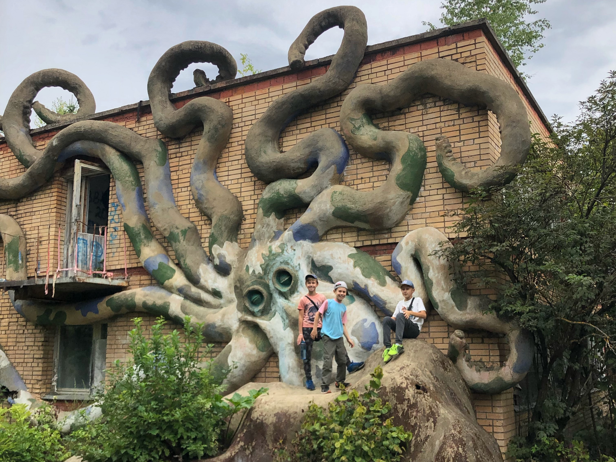 Гигантский осьминог на корпусе здания Гигантский осьминог на корпусе здания