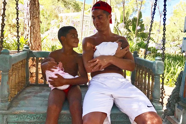 Криштиану Роналду – многодетный отец Криштиану Роналду – многодетный отец