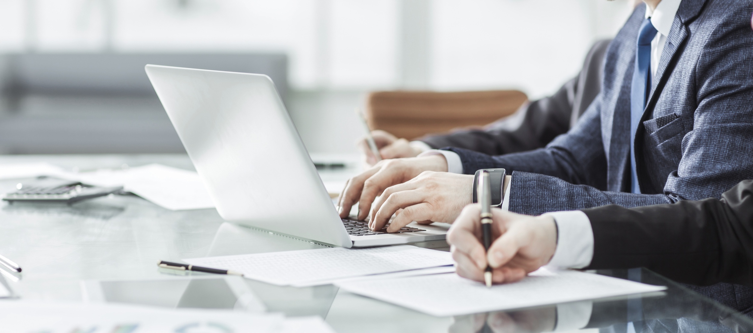 1 biznes-komanda-provodit-analiz-marketingovyh-otcetov-na-rabocem-meste-v-ofise.jpg