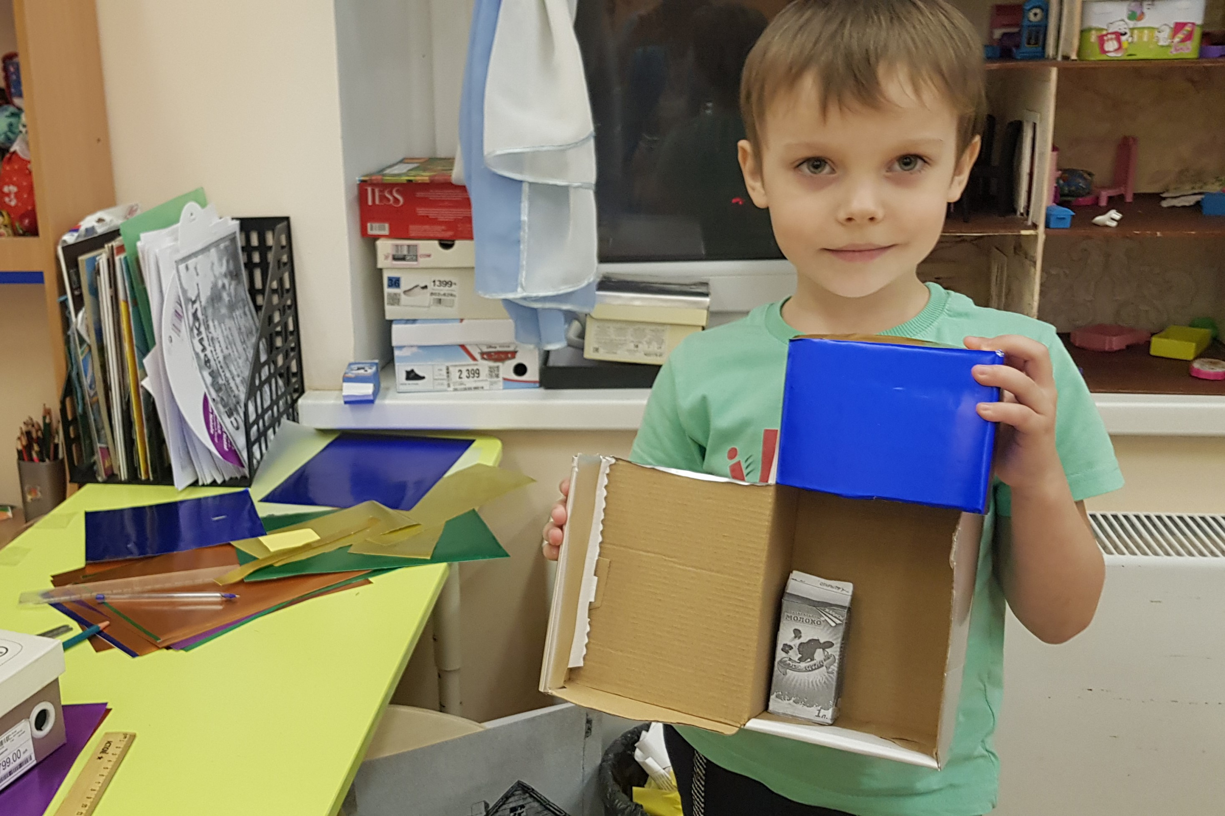 Холодильник из картона и цветной бумаги Холодильник из картона и цветной бумаги