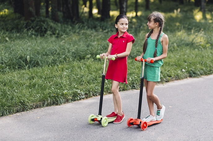 Дети на самокате Дети на самокате