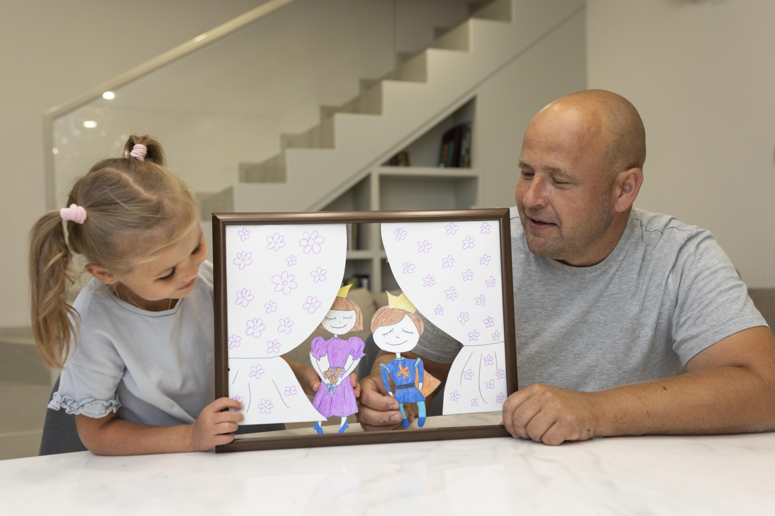 5 otec-i-doc-igraut-s-kuklami.jpg