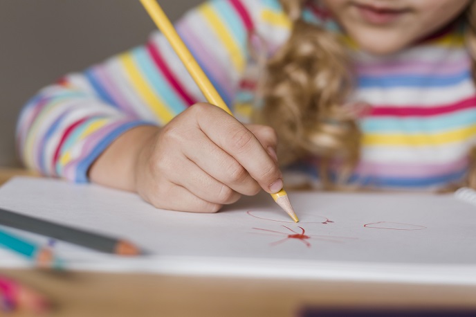 Девочка учится писать Девочка учится писать