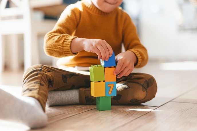 Мальчик с конструктором Мальчик с конструктором