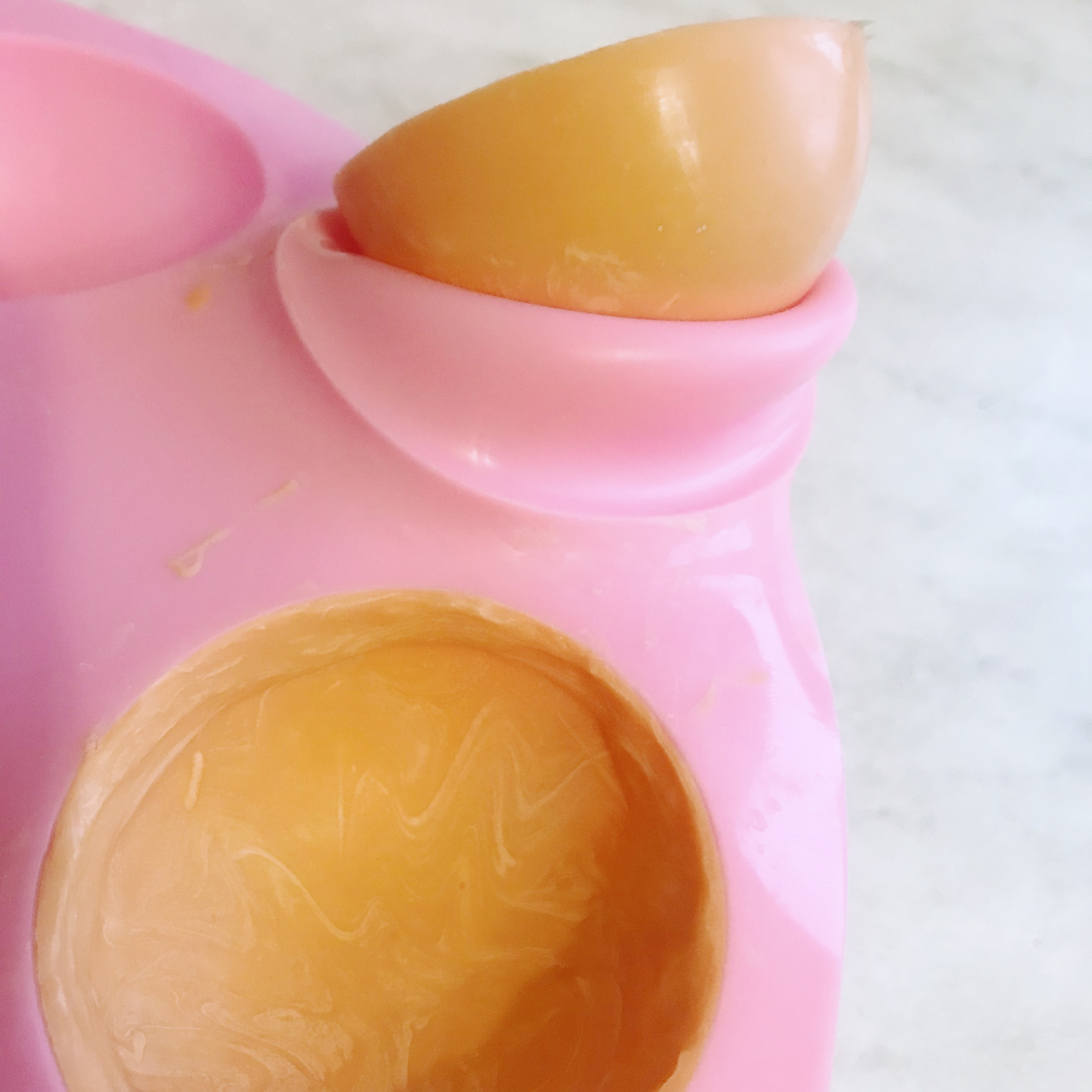 Заливаем шоколад в формы Заливаем шоколад в формы