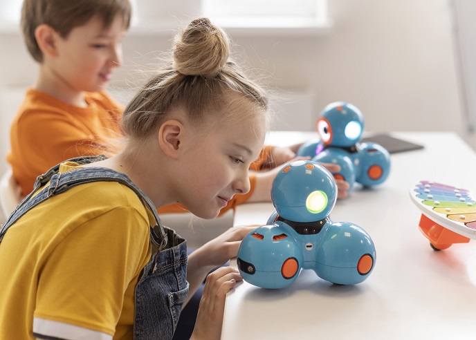 Дети играют в игрушки Дети играют в игрушки