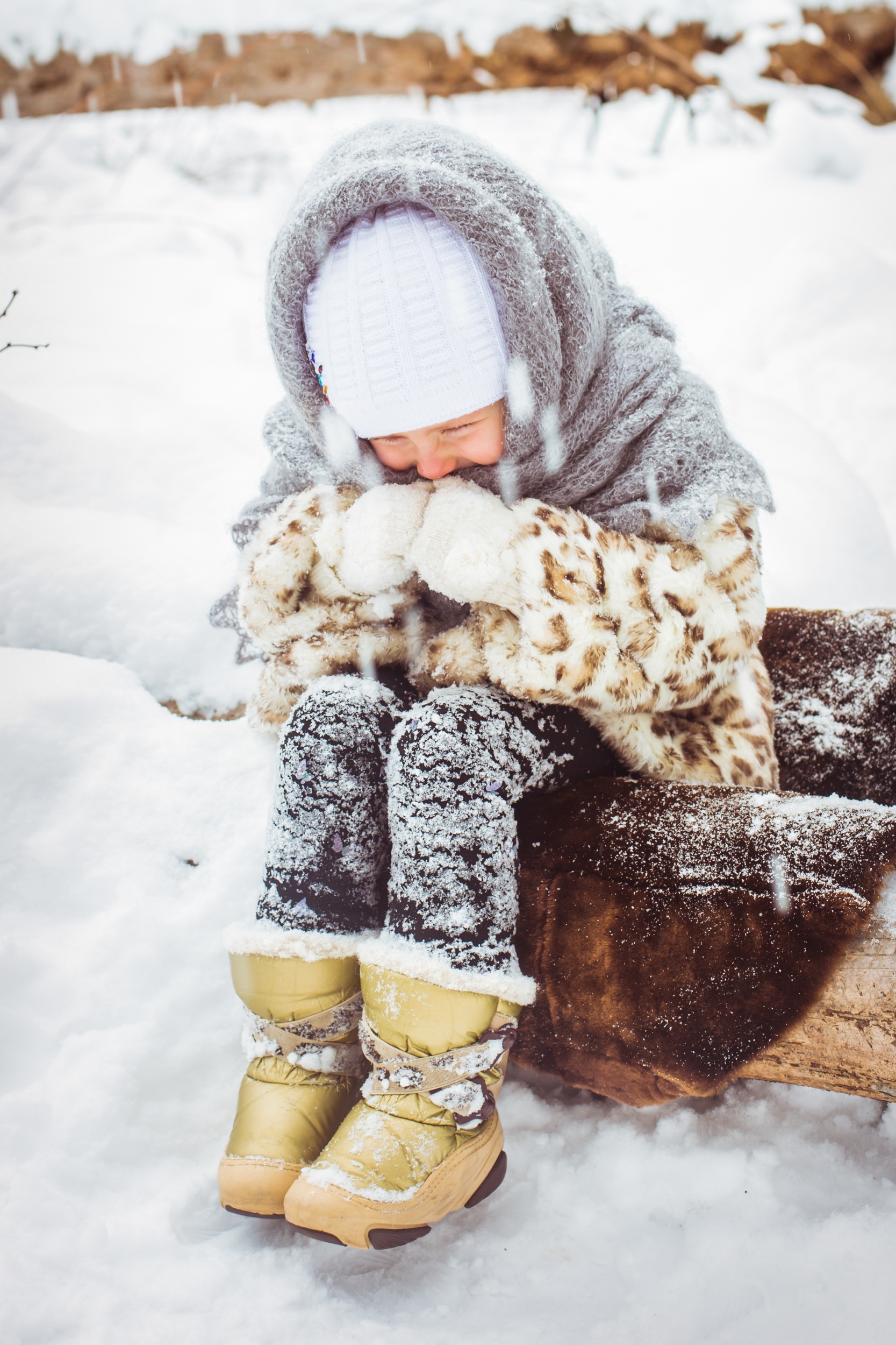 3 zimnii-portret-miloi-ulybauseisa-detskoi-devocki-na-progulke-v-solnecnom-zasnezennom-lesu.jpg 3 zimnii-portret-miloi-ulybauseisa-detskoi-devocki-na-progulke-v-solnecnom-zasnezennom-lesu.jpg