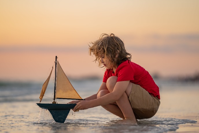 Мальчик с игрушечным парусником.jpeg
