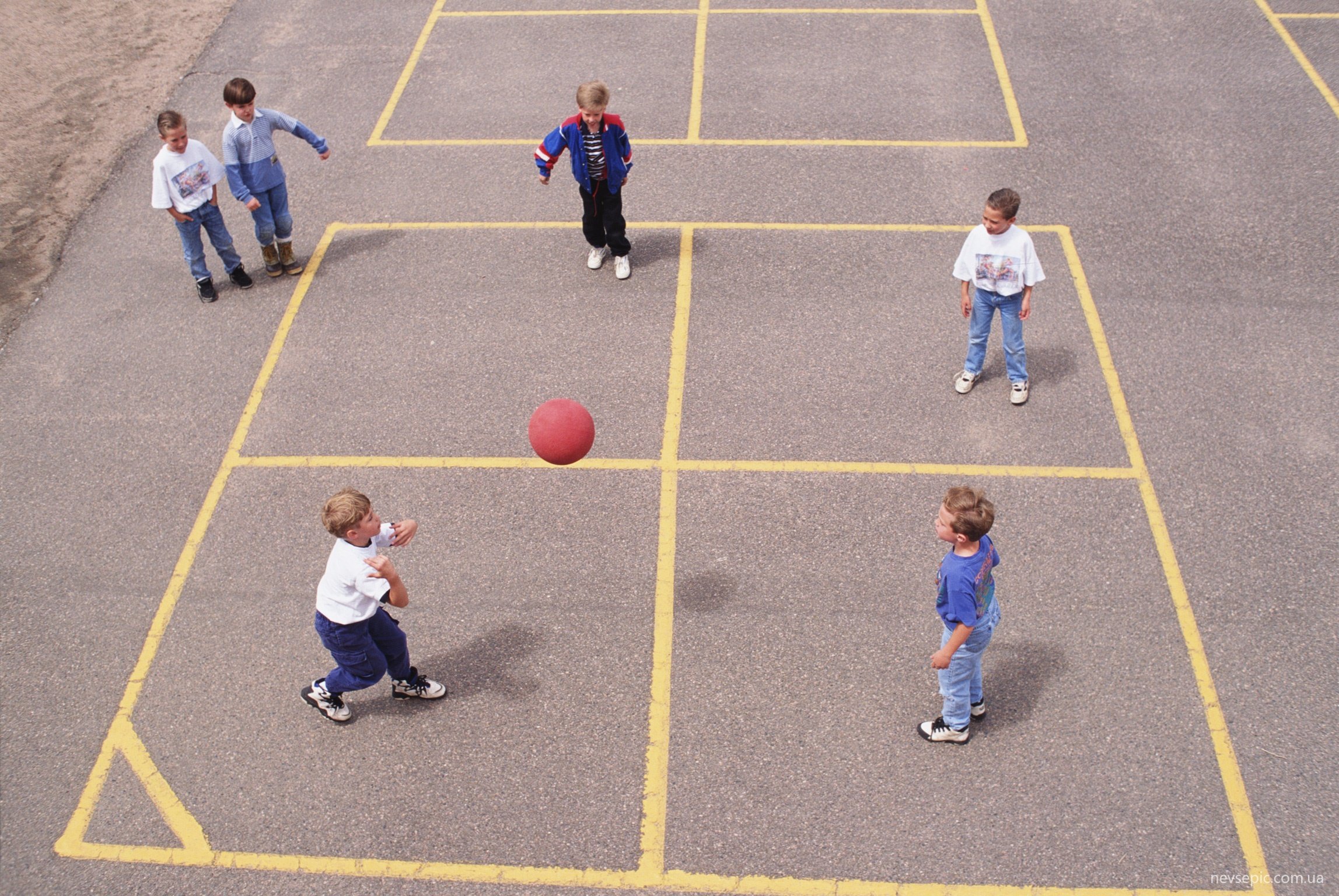 Дворовая игра «Квадрат» Дворовая игра «Квадрат»