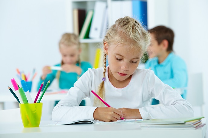 Девочка учит падежи Девочка учит падежи