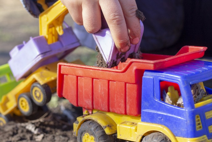 Игры на улице с большой машиной.jpeg