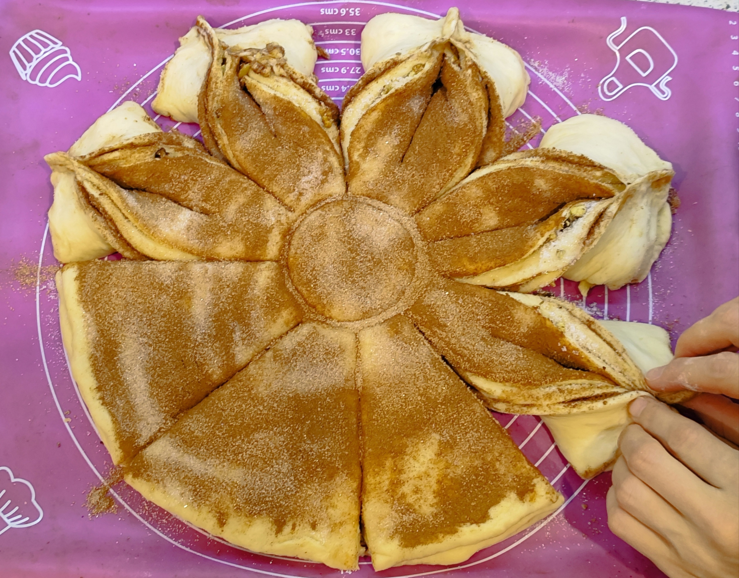 Возьмите края двух соседних кусочков и сложите их к центру Возьмите края двух соседних кусочков и сложите их к центру