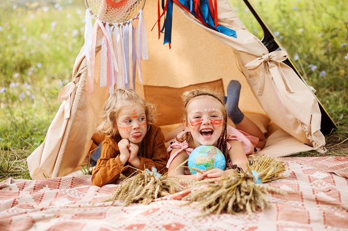 Дети играют в индейцев Дети играют в индейцев