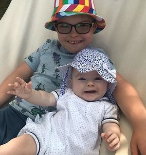 Сын Блёданс встретился с младшей сестрой Сын Блёданс встретился с младшей сестрой