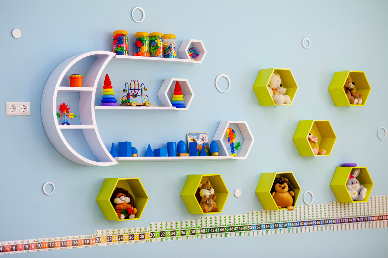 Игрушки на стене Игрушки на стене