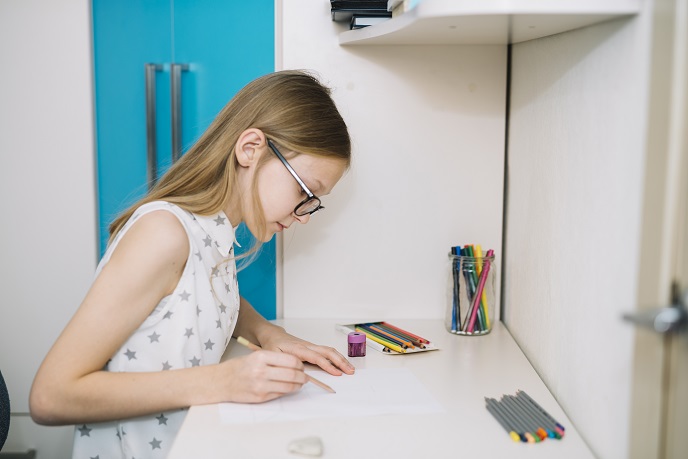 Деыочка учится на дизайнера