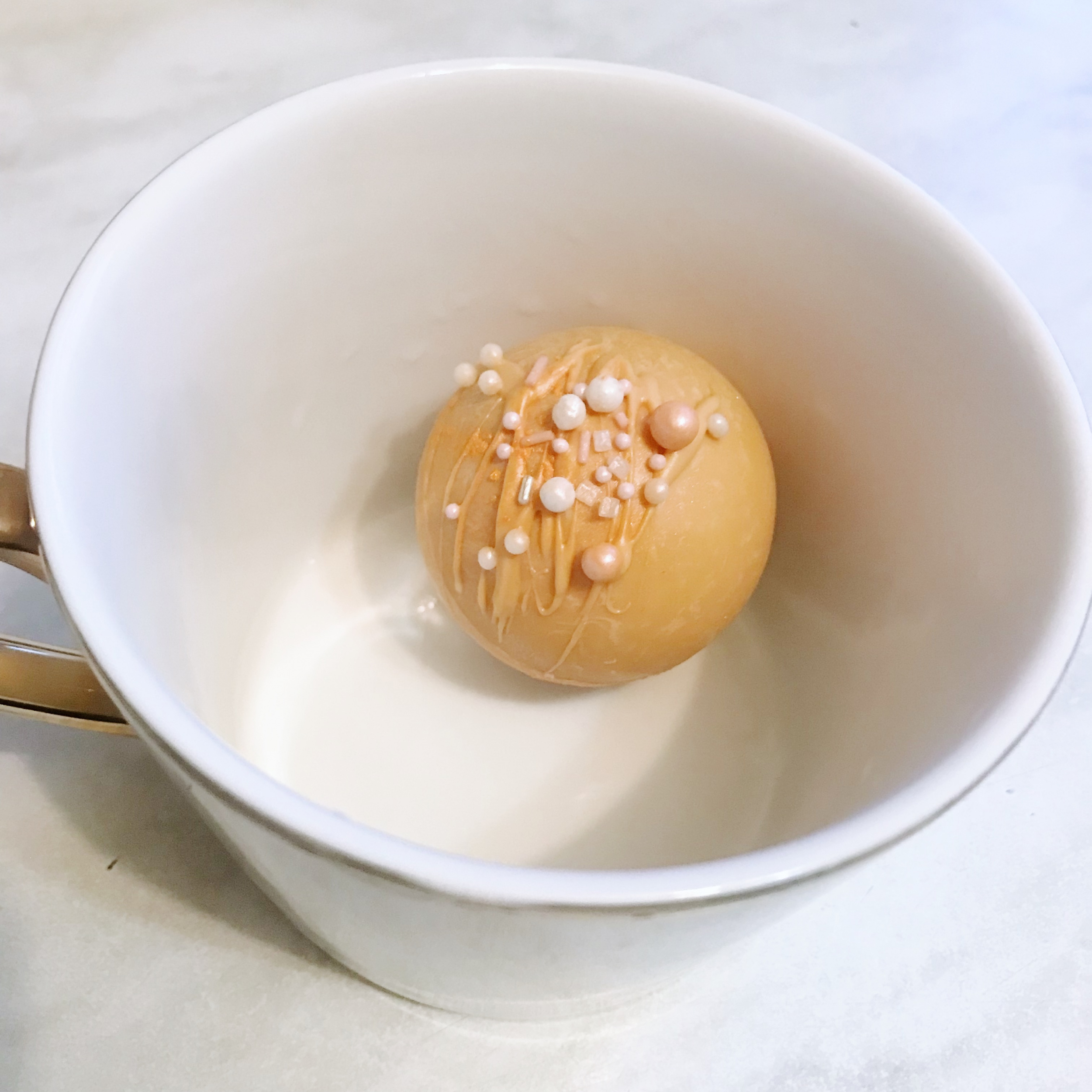 Декорируем какао бомбочки Декорируем какао бомбочки