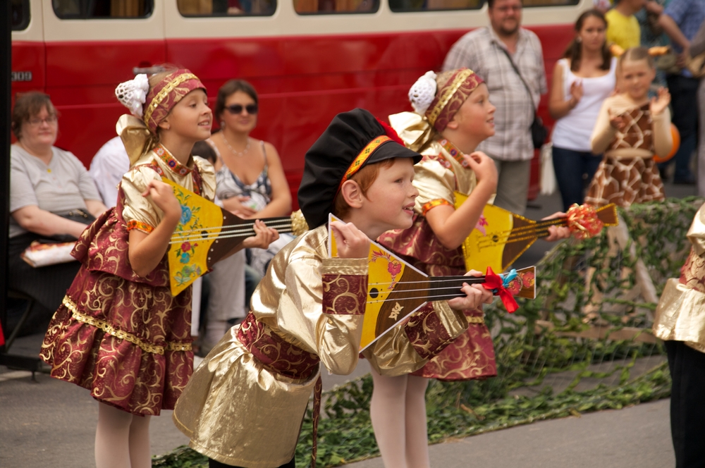 Подвижные игры под русскую народную музыку Подвижные игры под русскую народную музыку