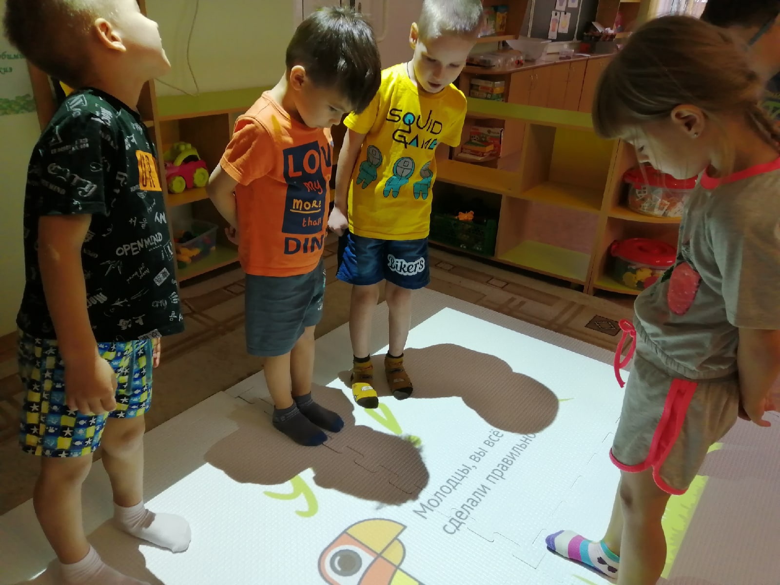 Используем интерактивное оборудование ОС «Умный пол» Используем интерактивное оборудование ОС «Умный пол»